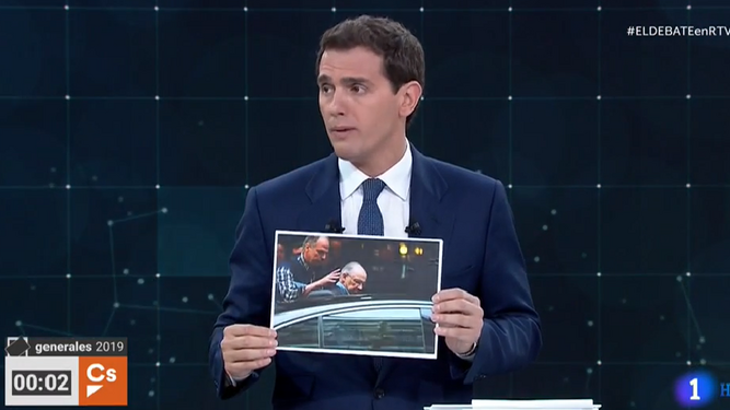 Albert Rivera muestra una foto de Rodrigo Rato durante el Debate de Rtve.