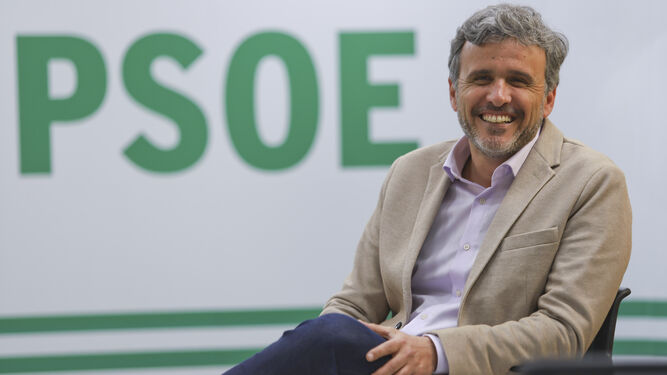 Ignacio López posa en la sede del PSOE en Málaga momentos antes de esta entrevista