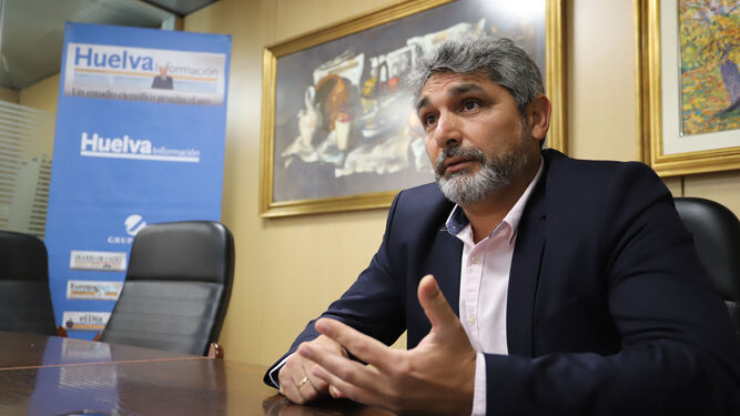 Juan José Cortés, durante la entrevista en la sede de ‘Huelva Información’.