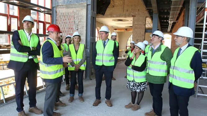El alcalde y tres de sus concejales en la visita a las obras de transformación del edificio Cruzcampo.