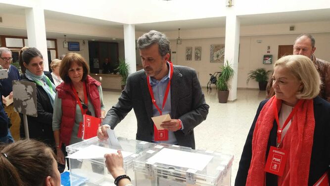 El candidato del PSOE, Ignacio L&oacute;pez, vota en M&aacute;laga.