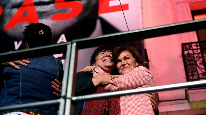 Cristina Narbona abraza a Carmen Calvo, número dos por Madrid, en la sede del PSOE en la calle Ferraz