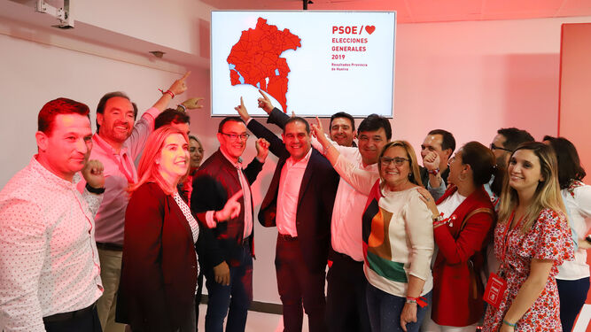 Momento de celebración en la sede del PSOE en la medianoche de ayer.