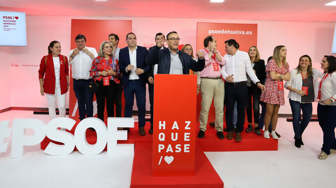 Ignacio Caraballo, junto a los integrantes de la lista del PSOE, el alcalde de la capital y otros socialistas comparecieron ante los medios tras conocerse los resultados.
