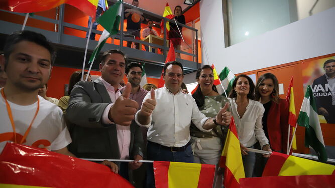 Carlos Hermoso celebra su elección junto a colaboradores y compañeros de partido.