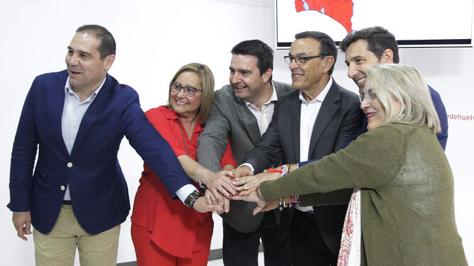 Ignacio Caraballo junto a los cinco cargos electos del PSOE de Huelva, tres senadores y dos congresistas.