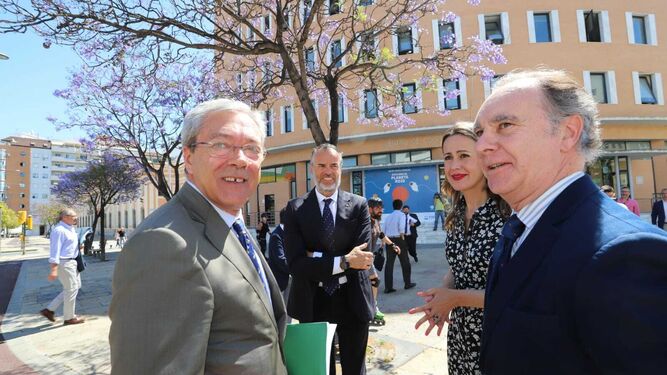 El consejero de Economía junto al presidente de Aiqbe, la delegada del Gobierno y el delegado provincial de Empleo esta mañana en Huelva.