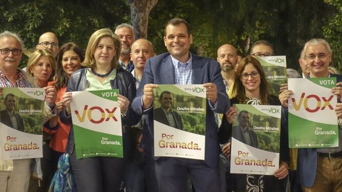 Miralles, con el cartel de la campaña de Vox junto a militantes