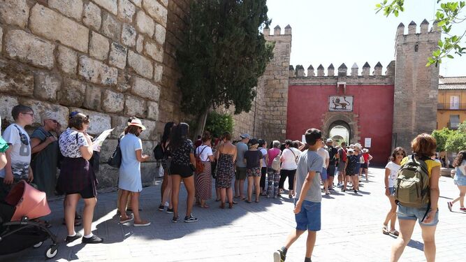 Turistas haciendo cola para acceder al Real Alcázar.