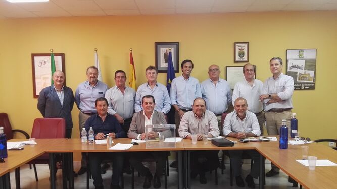Consejeros junto a otros representantes de Cooperativas Agro-alimentarias de Sevilla.