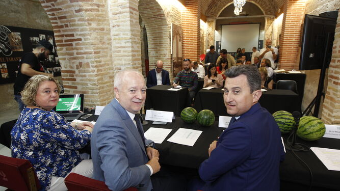 Piedad Coscollá, responsable de Marketing de Anecoop, Joan Mir, director general de Anecoop, y Alejandro Monzón, presidente de Anecoop, durante la presentación en Almería.