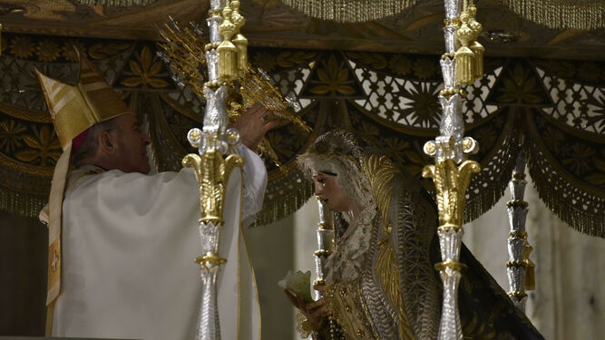 Juan José Asenjo, arzobispo de Sevilla, corona a Nuestra Señora de los Angeles.