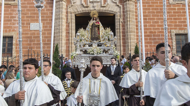 La Patrona, la Virgen del Carmen, a su salida de la Iglesia Mayor Parroquial en el reciente Corpus.