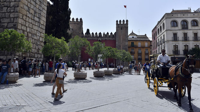 Turistas haciendo cola para acceder al Real Alcázar.