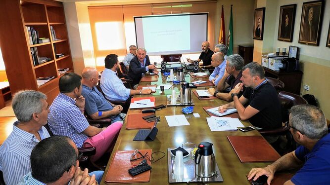 El presidente de la Autoridad Portuaria, Jesús Caicedo, durante un encuentro de trabajo con empresarios del sector agrícola y logístico de la provincia de Almería.