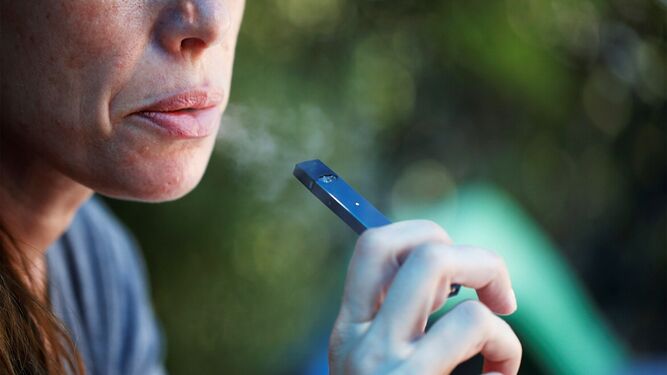 Los cigarrillos electrónicos se han convertido en una alternativa popular para las personas adictas a la nicotina.