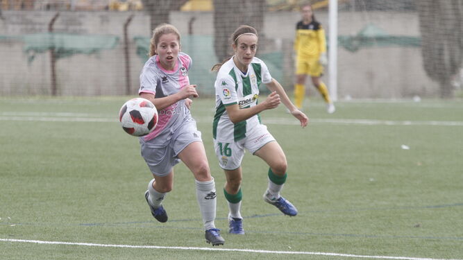 Una jugadora del Pozoalbense disputa el balón a una del Córdoba Femenino durante el duelo del pasado curso.