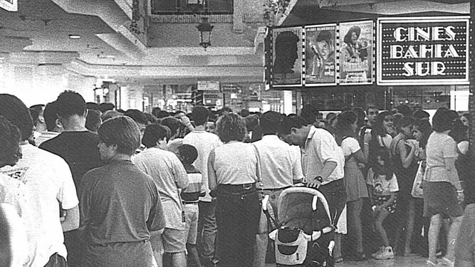 Largas colas en la taquilla del cine de Bahía Sur, a mediados de los 90.