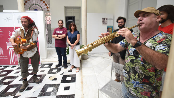 Varios músicos amenizaron la presentación del Festival Sulayr.