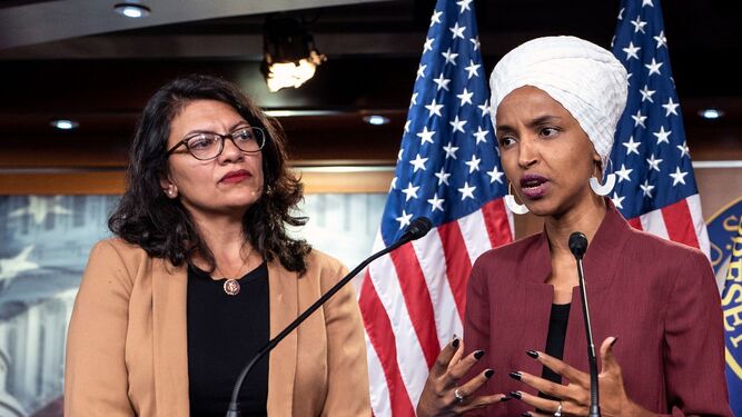 Las demócratas Ilhan Omar (derecha) y Rashida Tlaib, en una intervención reciente para criticar a Donald Trump.