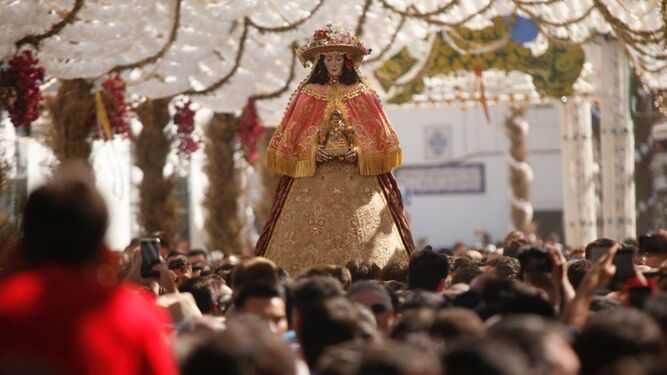 La Virgen del Roc&iacute;o a su paso por la calle La Romer&iacute;a.