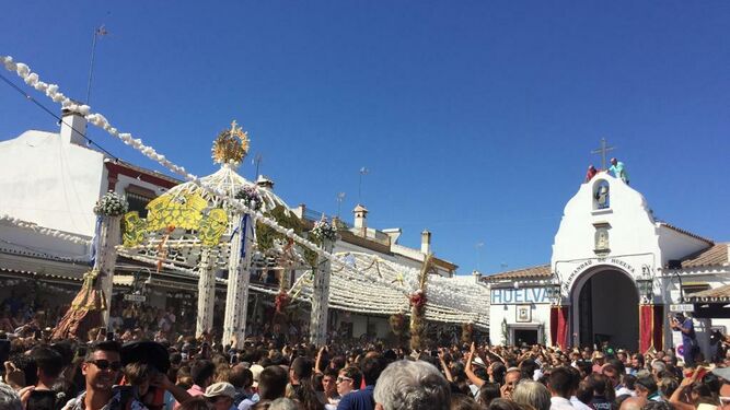 La Virgen llega a la Hermandad de Huelva.