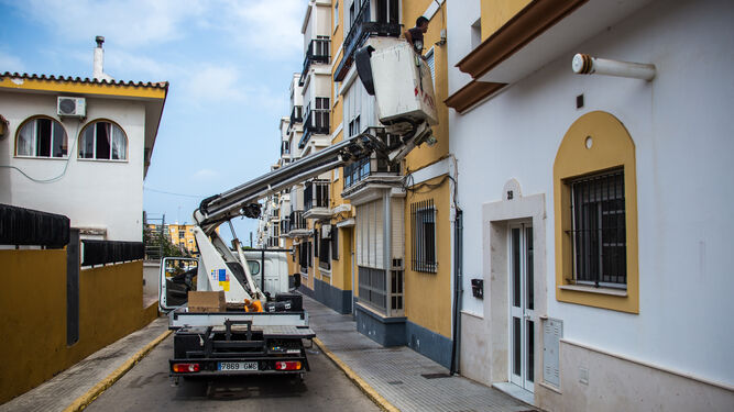 Trabajos para la sustitución de luminarias por nuevas luces LED en la zona de San Ignacio.