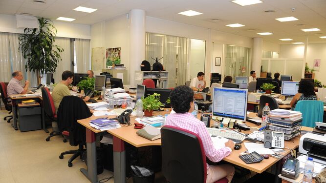 Trabajadores en la sede de la Diputación, en una imagen de archivo.