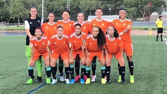 Histórica formación del Córdoba Femenino en la Ciudad Deportiva del Valencia.