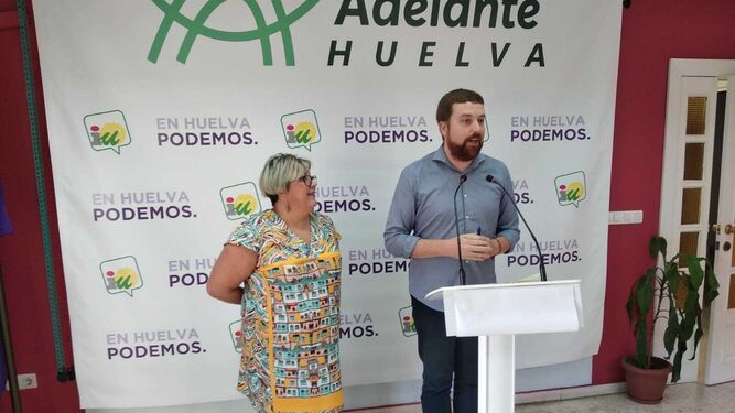 Alejandro García y Mónica Rossi en la sede de Adelante Huelva.