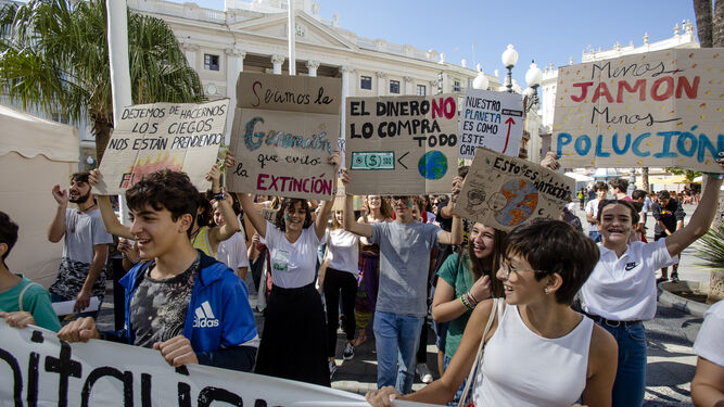 Los estudiantes de Cádiz se concentran por el cambio climático.