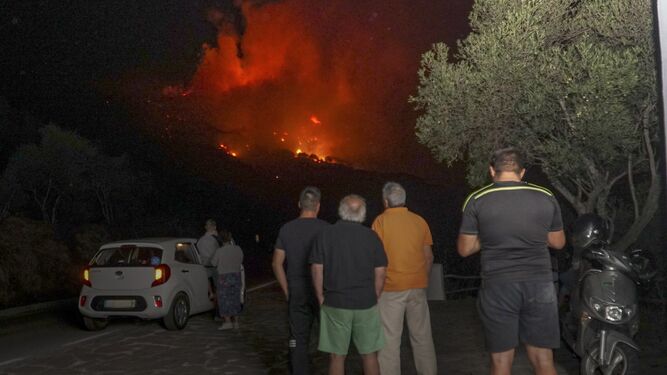 Vecinos de Casares observan las llamas cerca de sus viviendas.