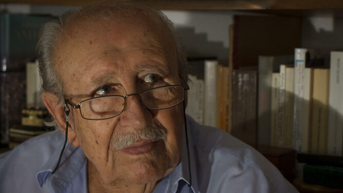 Rafael Guillén (Granada, 1933) esboza una sonrisa durante la entrevista en su casa, llena de libros, pinturas y recuerdos de sus muchos viajes.