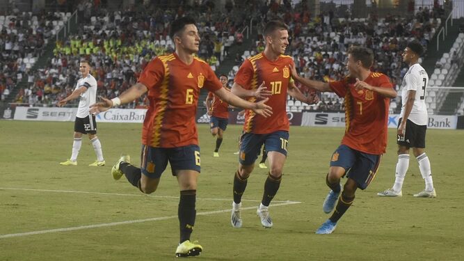 Los jugadores de la selección española sub 21 celebran su gol en El Arcángel.