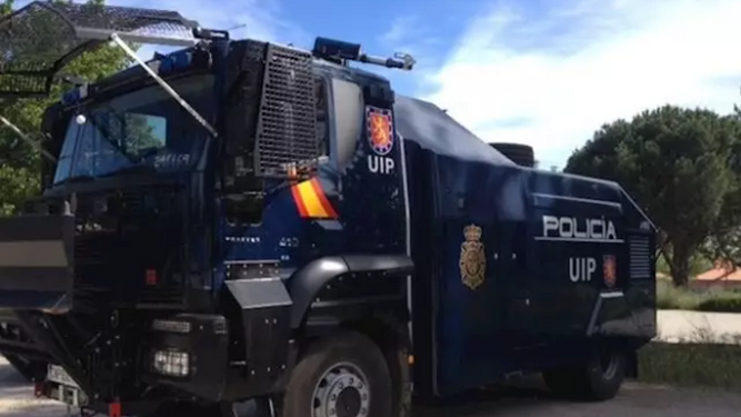 Camión lanza agua de la Policía Nacional.