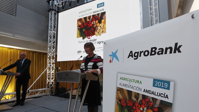 La directora territorial de CaixaBank para Andalucía Occidental, María Jesús Catalá, intervino en la presentación del Anuario Agricultura&Alimentación del Grupo Joly.