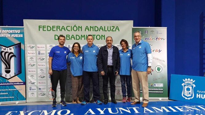 El presidente de la FAB, Juan Carlos Longo, posa con los voluntarios de La Caixa