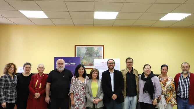 Las delegadas municipales Carmen Collado y Ana Hérica Ramos con los representantes esta mañana de varias comunidades religiosas.