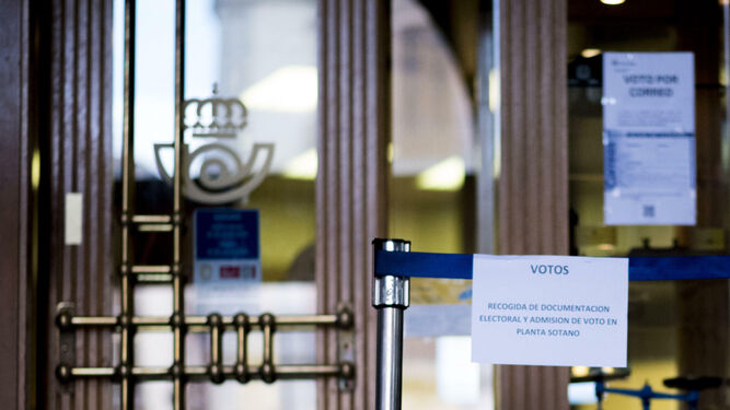 Oficina de Correos con carteles para recoger el voto.