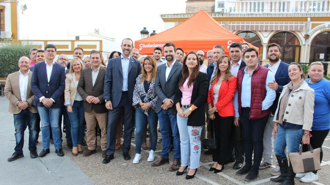 Una carpa informativa de Cs en Gines, con los candidatos por Sevilla y el eurodiputado José Ramón Bauzá, entre otros.