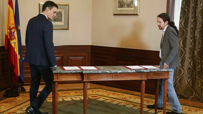 Pedro Sánchez y Pablo Iglesias se disponen a firmar el preacuerdo el pasado martes.