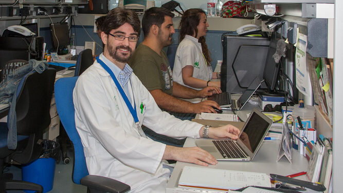 Javier Ampuerto es especialista en la Unidad de Gestión Clínica de Aparato Digestivo del Hospital Virgen del Rocío en Sevilla e investigador.