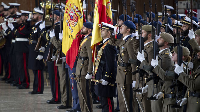 Secciones militares formadas durante el acto extraordinario de la Real y Militar Orden de San Fernando.