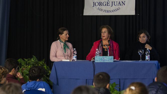 Carmen Olvera (centro), durante su charla en el instituto Jorge Juan.
