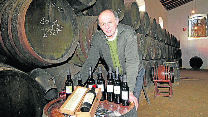 Jaime González, hijo del fundador de Bodegas Faustino, posa con la gama de vinos Cruz Vieja que comercializa desde hace cinco años.