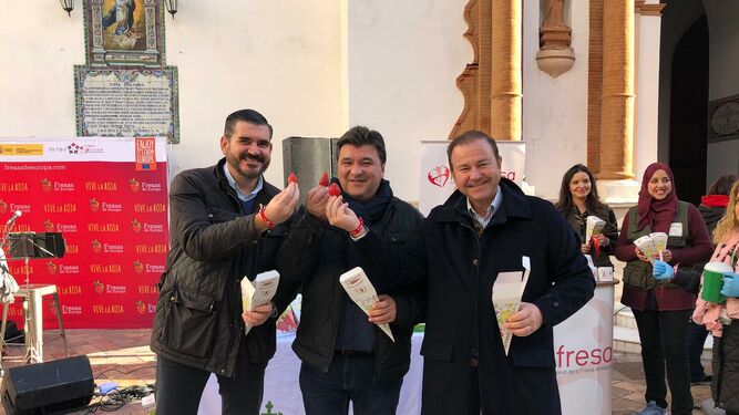 Pedro Marín, gerente de Interfresa, Gabriel Cruz, alcalde de Huelva, y Guillermo García-Palacios, vicepresidente de la AECC en Huelva.