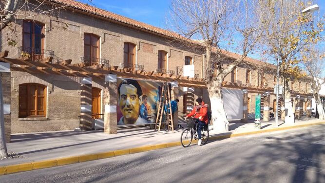 El Niño de las Pinturas pinta la fachada de la Casa-Museo de Lorca en Fuente Vaqueros (Granada)