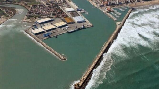 El fuerte oleaje golpea contra el espig&oacute;n del puerto de Gand&iacute;a (Valencia)