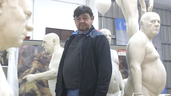 José Manuel Belmonte, entre las esculturas de ‘El recreo de los ausentes’.