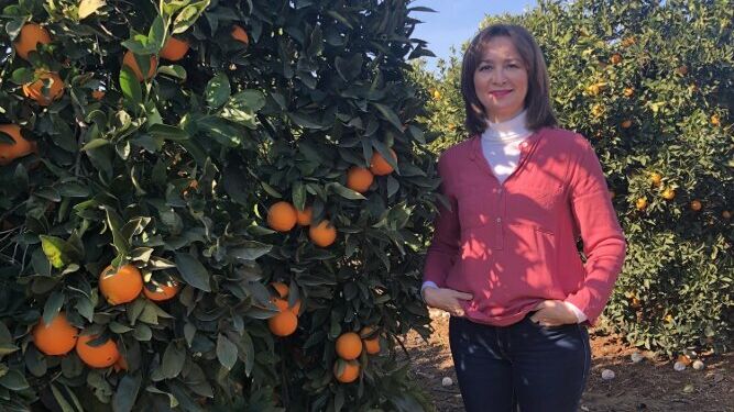 Maribel Jiménez, en el campo, entre los naranjos.